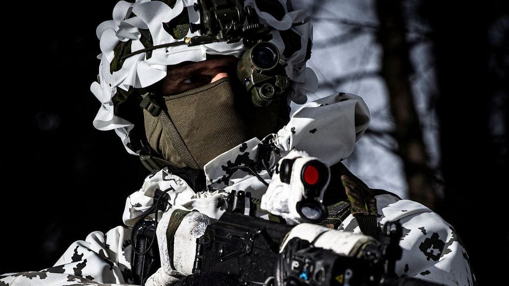 Kuvassa valonvahvistin ja johtajan lasertähtäin. Kuva Patrian tiedotteesta.