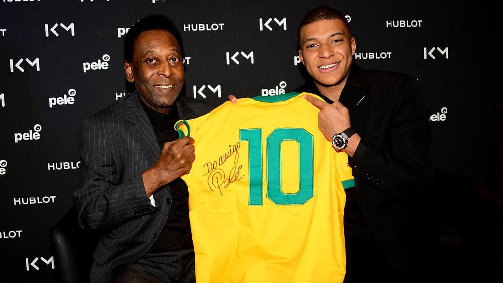 Pele (vas.) yhteiskuvassa Kylian Mbappen kanssa Pariisissa huhtikuussa 2019.