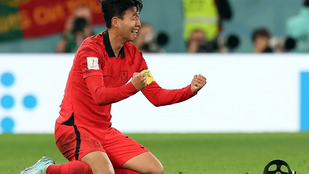 Son Heung-min tuulettamassa MM-jatkopaikkaa, joka irtosi viime hetkien maalilla voitokkaassa Portugali-ottelussa.