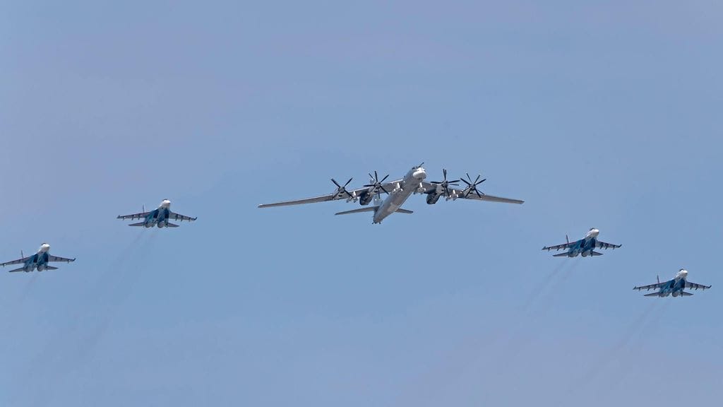 Kuvituskuvassa Tupolev Tu-95-pommikoneita lentonäytöksessä Moskovassa Venäjällä.
