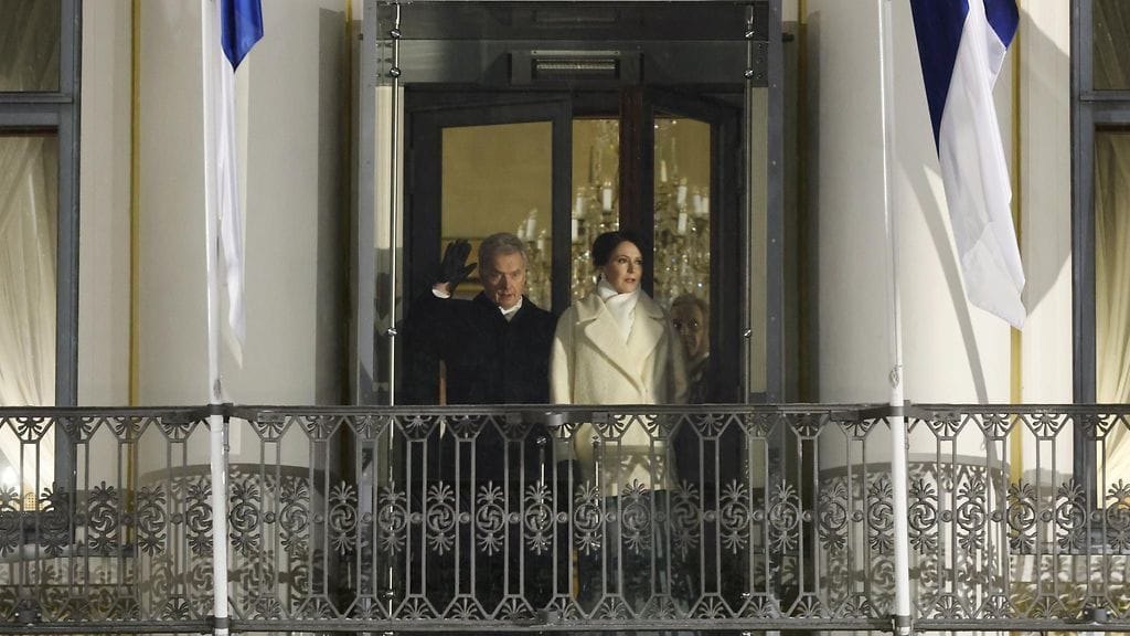 LK 6.12.2022 asavallan presidentti Sauli Niinistö ja rouva Jenni Haukio tervehtivät ylioppilaiden soihtukulkuetta Presidentinlinnasta käsin Helsingissä itsenäisyyspäivänä 6. joulukuuta 2022.