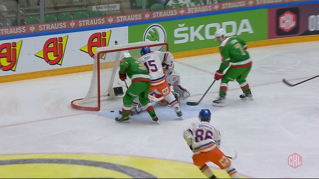 Tappara-hyökkääjä ohjaa kiekon omiin – tamperelaisille karu takaisku CHL-puolivälierässä