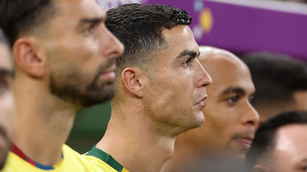 Cristiano Ronaldo seurasi maajoukkueensa huippuesitystä vaihtopenkiltä.