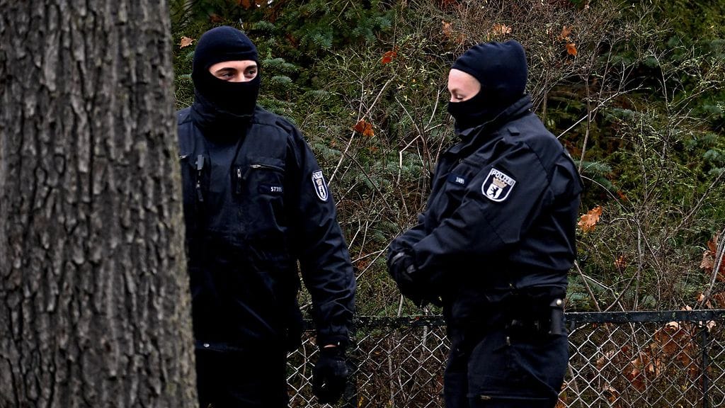 Saksan poliisi on ottanut kiinni 25 ihmistä valtavissa ratsioissa, jotka oli suunnattu äärioikeistolaista järjestöä vastaan.