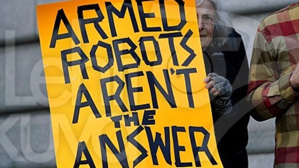 Ihmisoikeusjärjestöt arvostelevat esitystä tappajaroboteista jyrkästi. Kuvassa mielenosoittaja San Franciscossa.