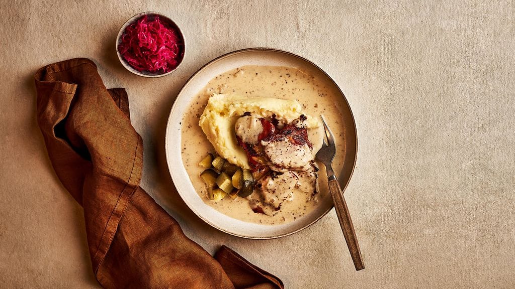 Tarjoa Jambon à la crème perunamuussin tai ranskalaisten sekä suolakurkkujen kera.