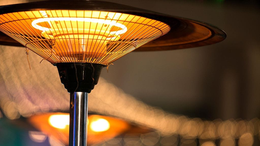 Suomen Luonto kehottaa jättämään terassilämmittimen kauppaan. Kuvituskuva.