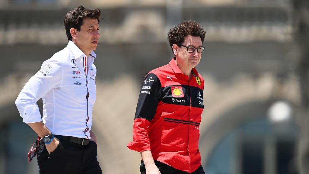 Toto Wolff ja Mattia Binotto Azerbaidzhanin GP:ssä kesäkuussa 2022.