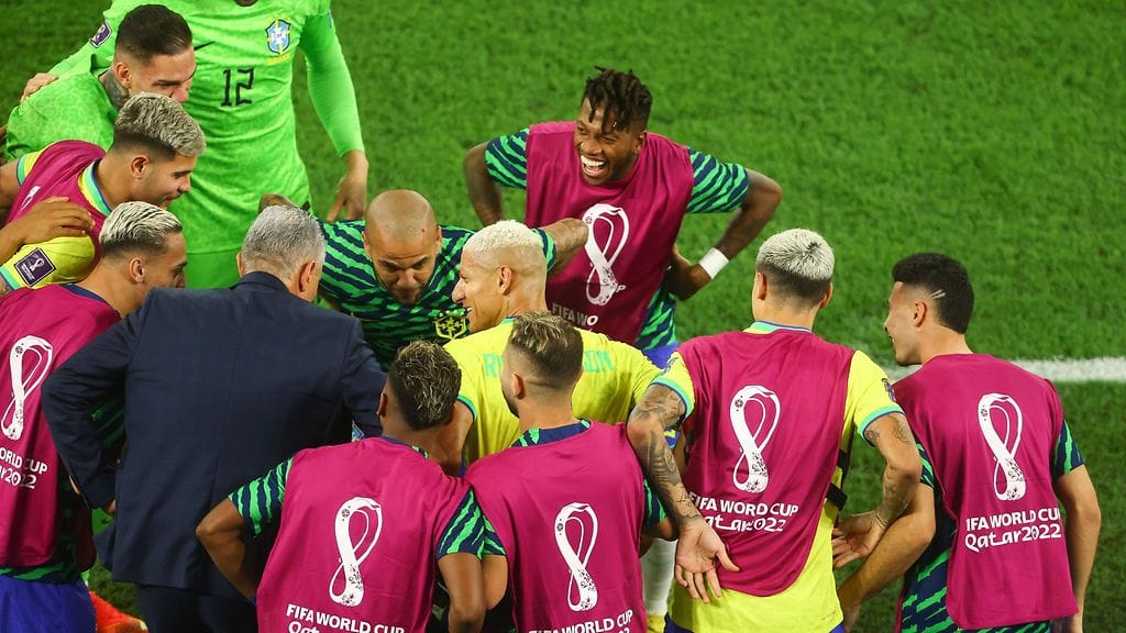 Brasilian päävalmentaja Tite osallistui myös juhlatanssiin Etelä-Korea -ottelussa.