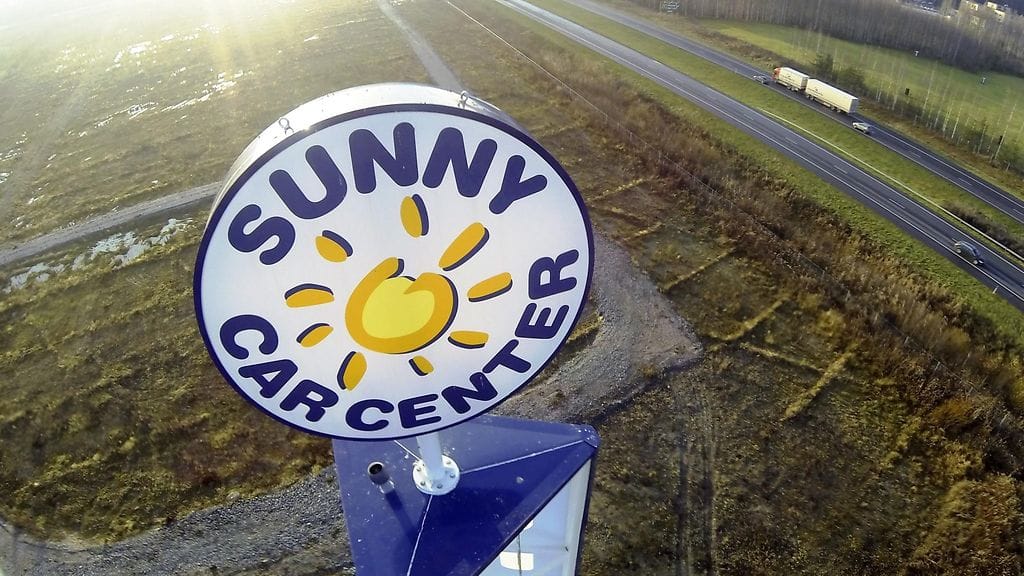 Sunny Car Centerin mainostorni tyhjällä tontilla ilmasta kuvattuna Hämeenlinnassa 29. lokakuuta 2014. Yritys ryvettyi nigerialaiskirjehuijauksissa vuoden 2014 aikana.