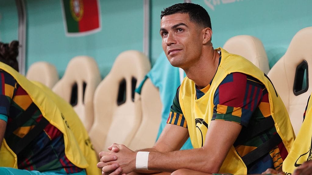 Cristiano Ronaldo istumassa vaihtopenkillä MM-neljännesvälierässä.