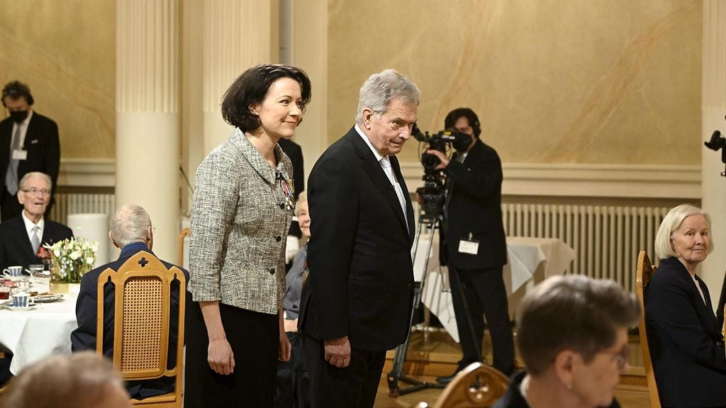 Tasavallan presidentti Sauli Niinistö ja rouva Jenni Haukio veteraanien ja lottien itsenäisyyspäivän juhlatilaisuudessa Presidentinlinnassa Helsingissä 1. joulukuuta 2022.
