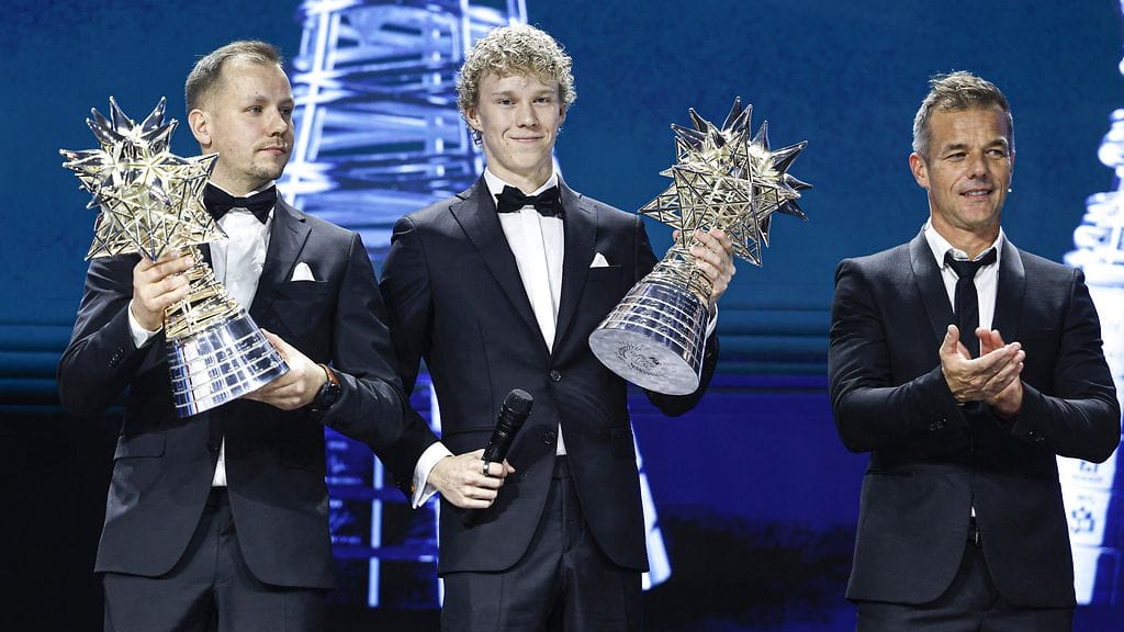 Jonne Halttunen ja Kalle Rovanperä palkittiin rallin maailmanmestareina. Vierellä Sebastien Loeb.
