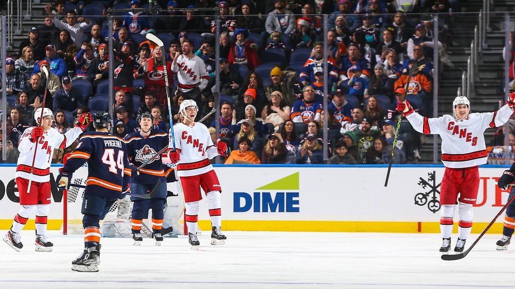 Jesperi Kotkaniemi on ohjannut maalin Carolina Hurricanesille. Myös osumaa alustanut Teuvo Teräväinen tuulettamassa.
