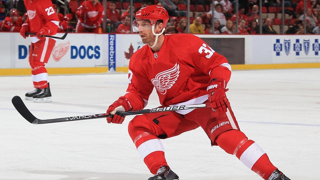 Mikael Samuelsson pelasi viimeiset NHL-kautensa Detroit Red Wingsissä. Pelaajauran viimeiseksi sesongiksi Pohjois-Amerikassa jäi 2013–14.
