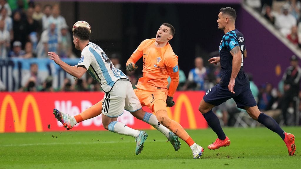 Julian Alvarezin ja Dominik Livakovicin törmäys johti rankkarituomioon.