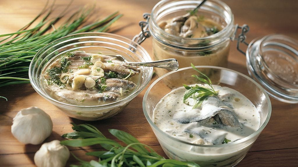 Kokeile erilaisia silakkamarinadeja. Sinappisilakat ovat joulupöydän klassikko.