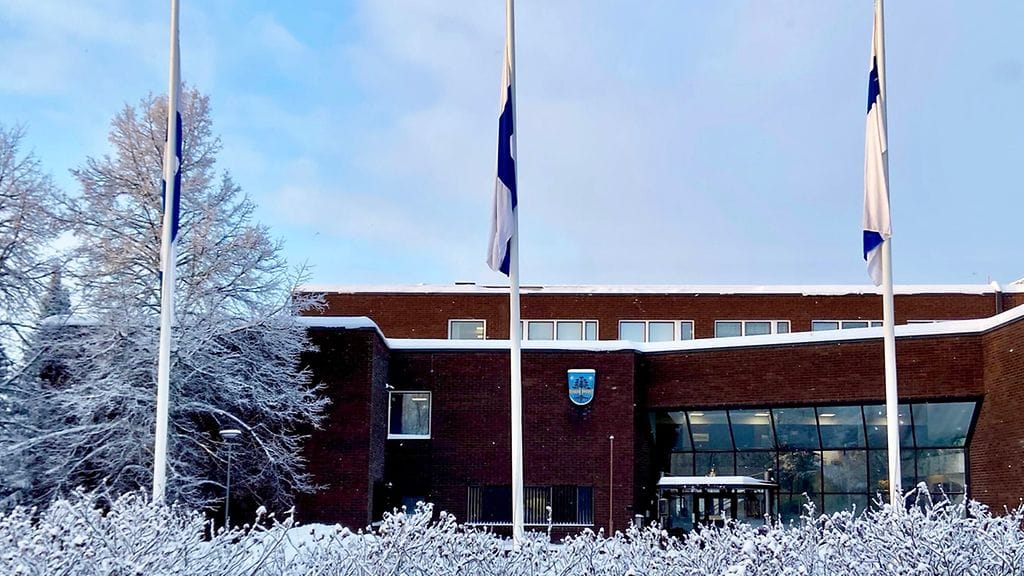 Parkanon kaupungintalolla on suruliputus.