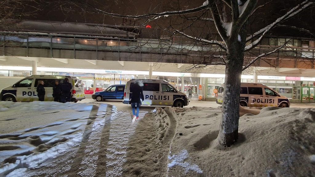 Helsingin poliisilla on ollut iso operaatio Itä-Helsingissä Puotinharjun ostoskeskuksessa 2