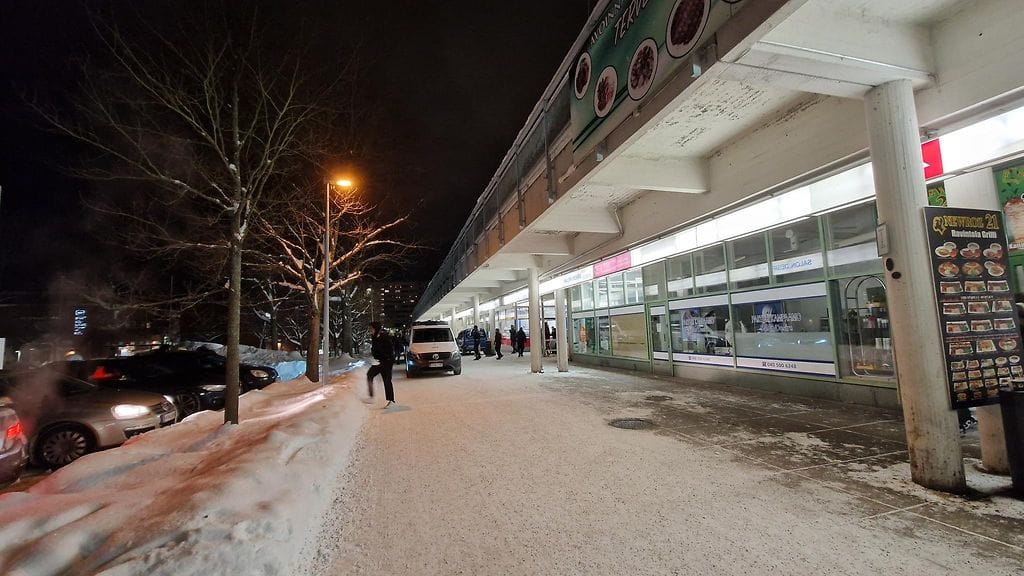 Helsingin poliisilla on ollut iso operaatio Itä-Helsingissä Puotinharjun ostoskeskuksessa 3