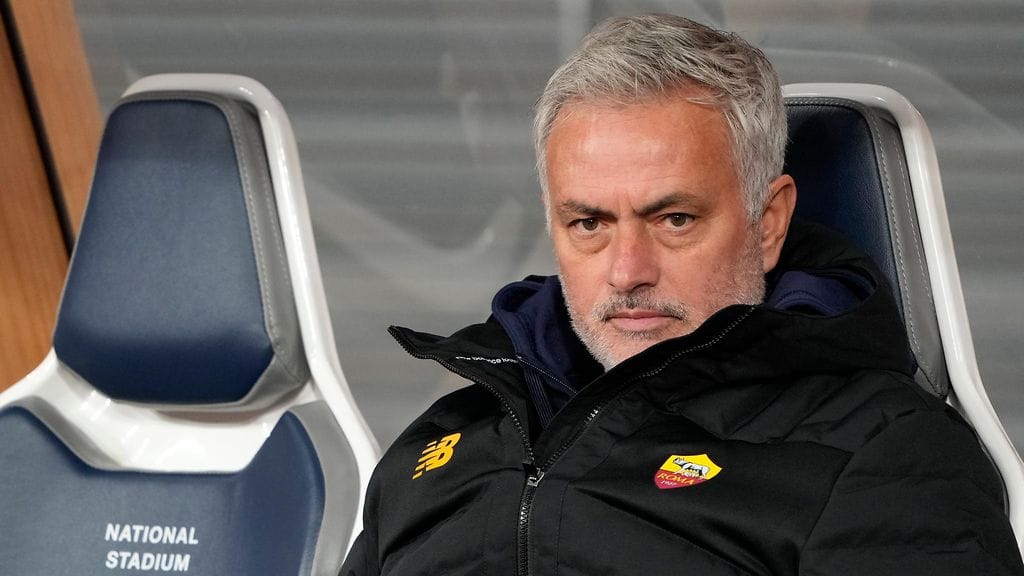 Jose Mourinho valmentaa tällä hetkellä AS Romaa.