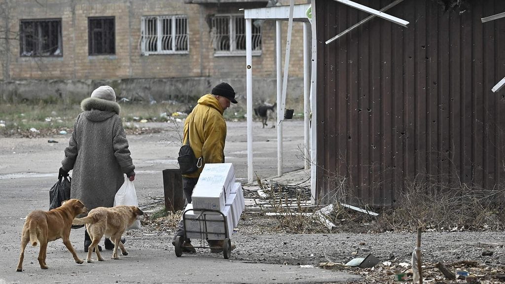 Paikalliset asukkaat kantoivat avustuspaketteja Donetskin alueella sijaitsevassa Avdiivkan kaupungissa tänään 15. joulukuuta 2022.