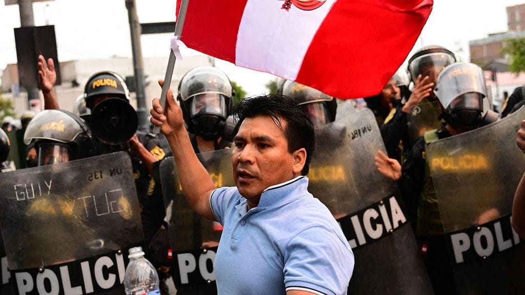 Perun syrjäytettyä presidenttiä Pedro Castilloa tukeva mielenosoittaja Limassa 15. joulukuuta.