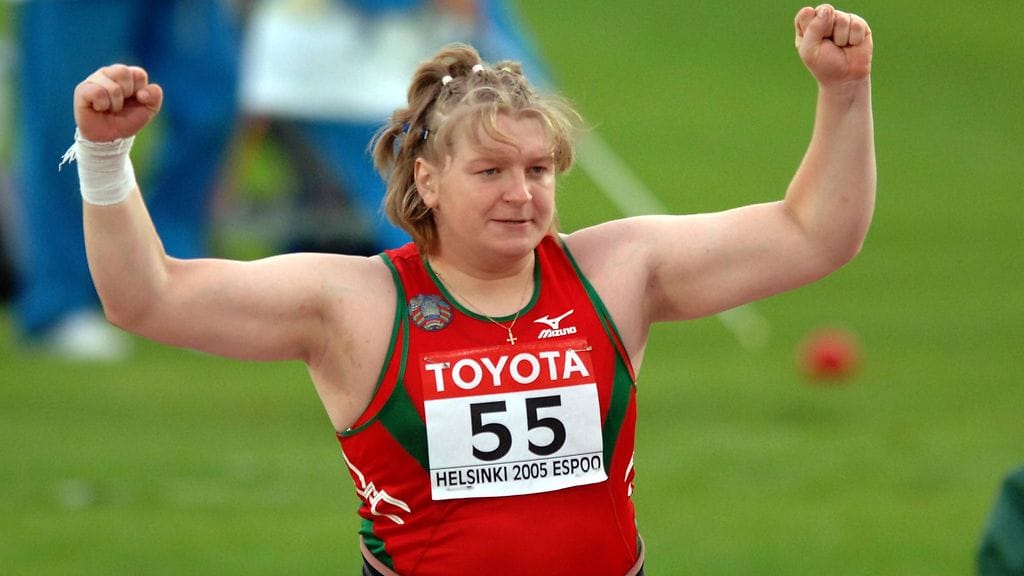 Nadzeja Astaptshuk juhli kuulantyönnön maailmanmestaruutta Helsingissä 2005, mutta menetti sittemmin senkin mitalin jäätyään kiinni dopingista.