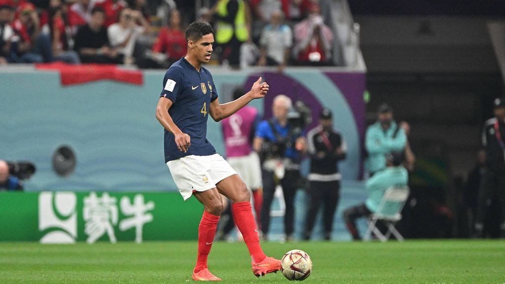 Raphael Varane on toinen vastikään sairastuneista Ranskan joukkueessa.