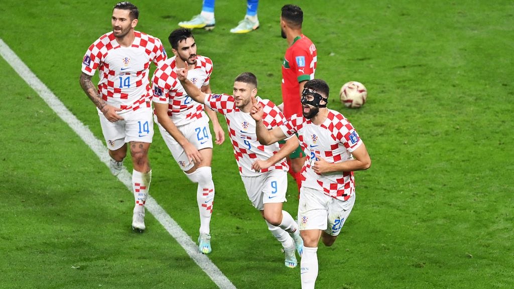 Josko Gvardiol ja Kroatia tuulettavat johtomaaliaan.