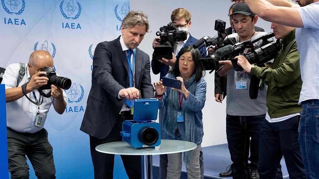 Kesäkuussa 2022 IAEA esitteli lehdistötilaisuudessaan Iranissa käytettävää valvontakameraa.