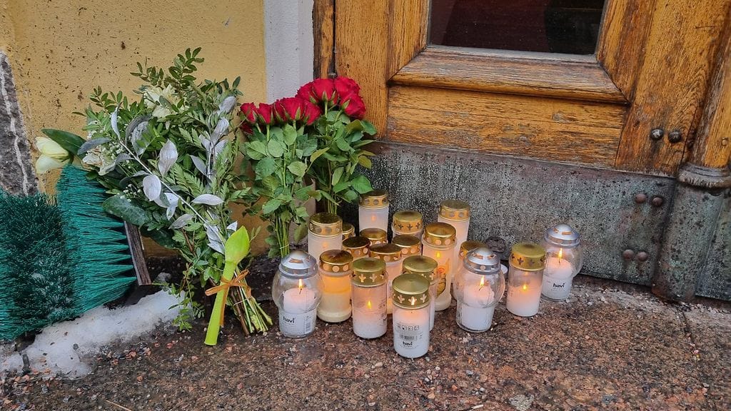 Kuvassa Ullanlinnan henkirikospaikalle tuotuja kynttilöitä 18.12.2022.