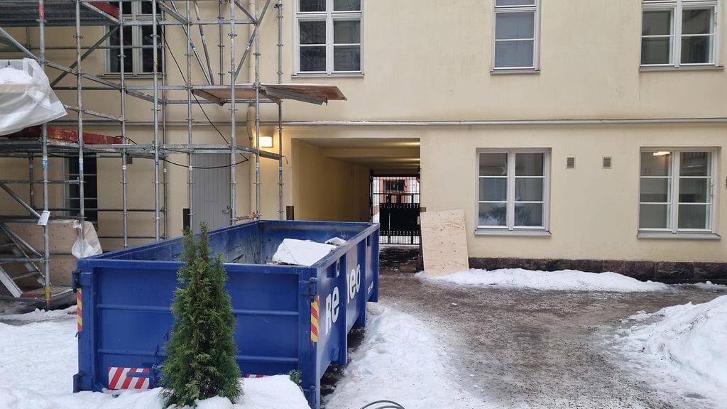 Murhasta epäilty mies jäi kiinni kotitalonsa porttikongissa, kun oli siirtämässä vaimonsa ruumista autoonsa.