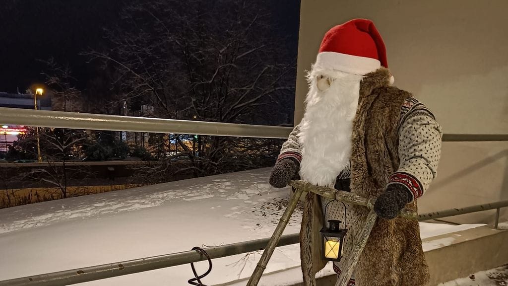 Jouluhahmot ovat virittäneet asukkaita joulutunnelmaan Helsingin Laajasalossa.