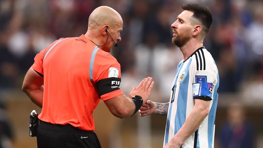 Lionel Messikin (oik.) kuunteli rauhassa Szymon Marciniakin linjauksia MM-finaalissa.