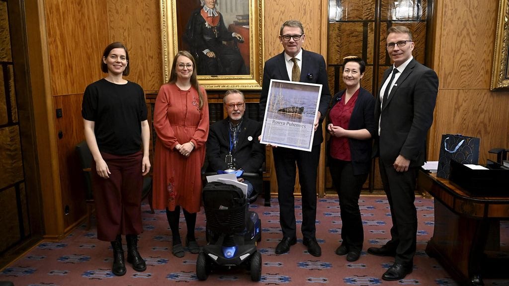 Kansanedustaja Hanna Holopainen (2. oik) luovutti eduskunnan puhemies Matti Vanhaselle eduskunnan nimikkonorpan kuvan eduskunnan Saimaan ystävien verkoston Love Saimaan nimissä Helsingissä 19. joulukuuta 2022. Norppa on nimetty Rouva Puhemieheksi. Love Saimaan kuvataulua olivat luovuttamassa myös Mari Holopainen (vas), Inka Hopsu, Antero Laukkanen sekä Jukka Kopra (oik).