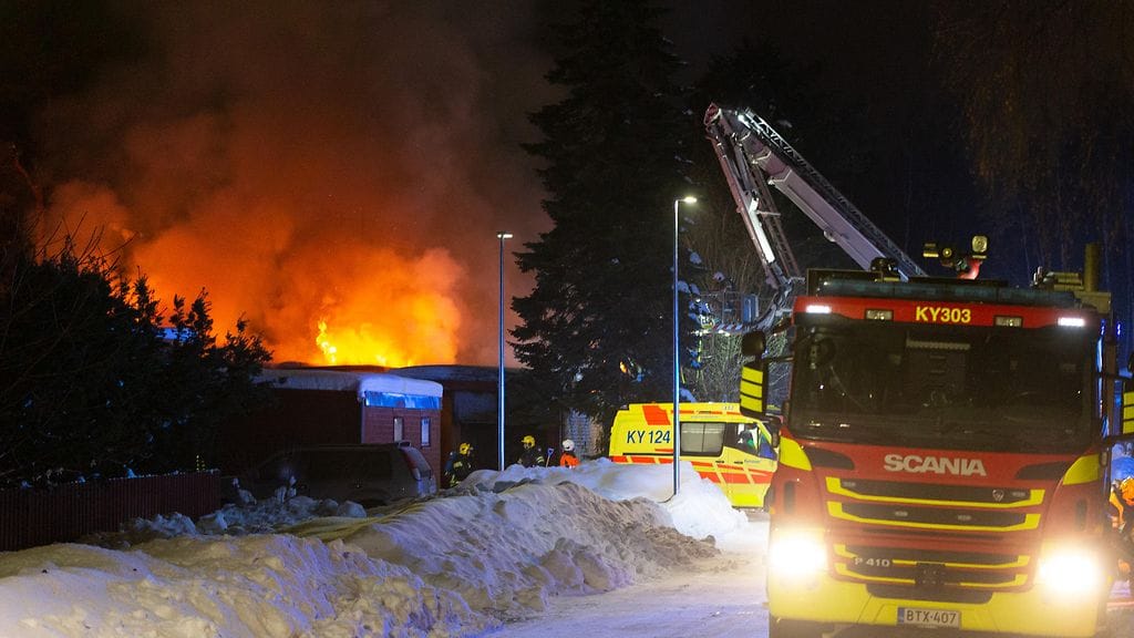 Sivullinen pelasti kaksi henkeä palavasta talosta.