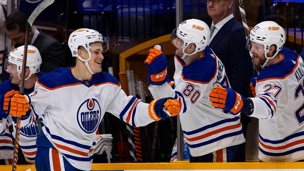 Jesse Puljujärvi (vas.) hymyili leveästi tehtyään NHL-kauden toisen maalinsa.