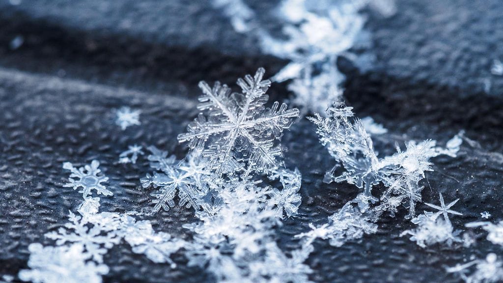 Lumihiutaleet ovat ihastuttaneet somekansaa. Kuvituskuva.