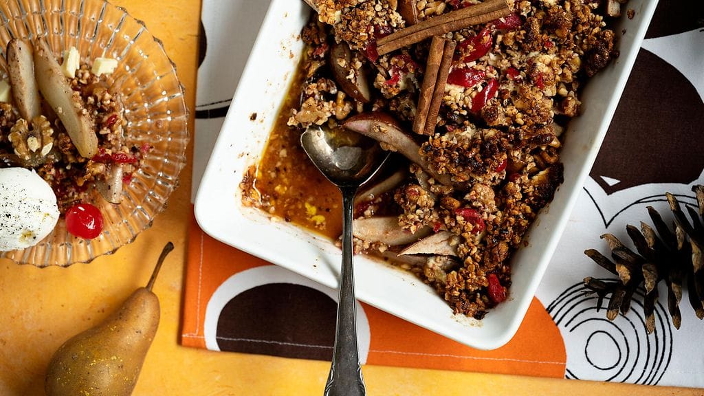 Pähkinäinen päärynä-kirsikkapaistos valmistuu helposti.