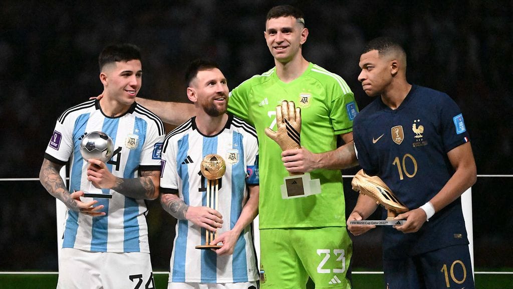 Argentiinan Enzo Fernandez (vas.), Lionel Messi ja Emiliano Martinez sekä Ranskan Kylian Mbappé saivat erikoispalkinnot MM-turnauksen päätteeksi.