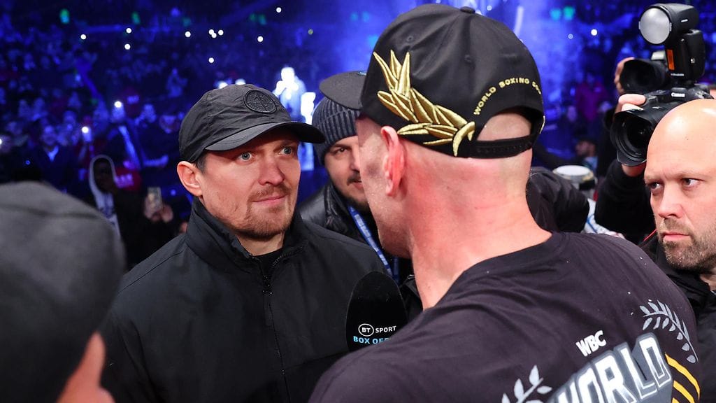 Oleksandr Usyk (vasemmalla) ja Tyson Fury kohtasivat joulukuun alussa silmästä silmään. Ensi vuonna kaksikon odotetaan iskevän yhteen kehässä.