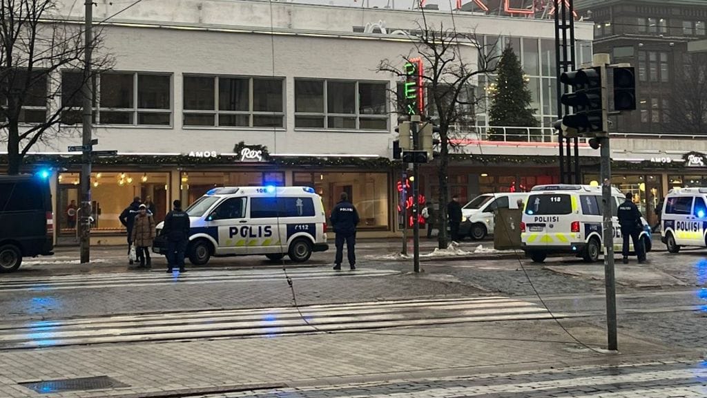 Helsingin keskustassa, kaivokadun ja Mannerheimintien risteyksessä raitiovaunujen ajojohdot ovat tippuneet alas.