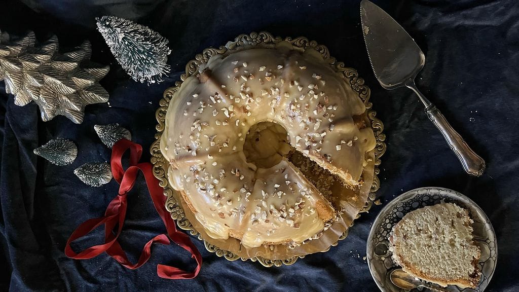 Saatat tuntea tämän vaalean ja kuorrutetun maustekakun nimellä Kentuckyn kakku, kentakilainen kakku tai kentin kakku.