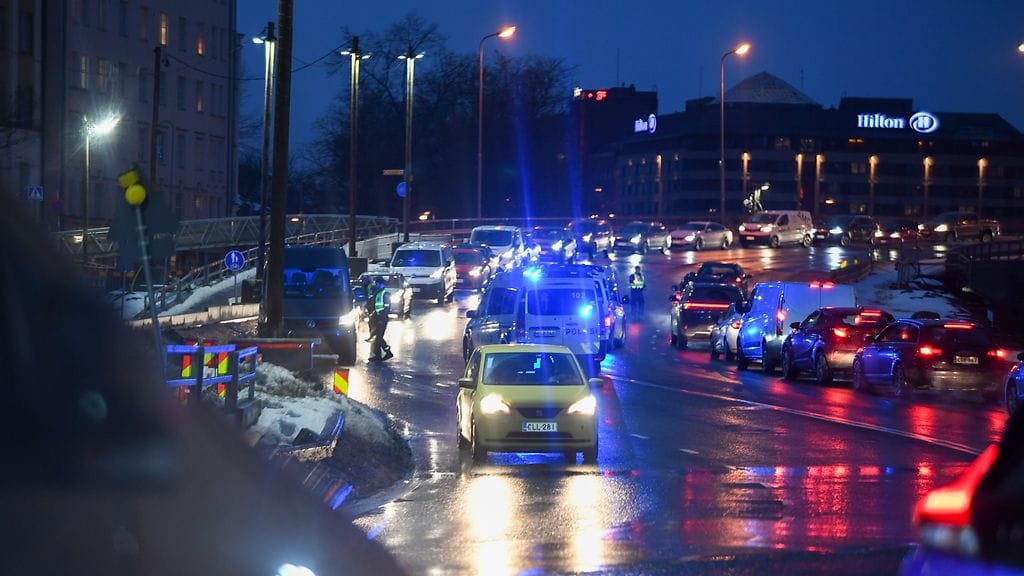 Helsingin poliisi sulki koko Hakaniemen sillan aamuliikenteeltä tänään klo 8–9. Jonot ulottuivat päävartiostolle sekä pitkälle Sörnäisten rantatielle.