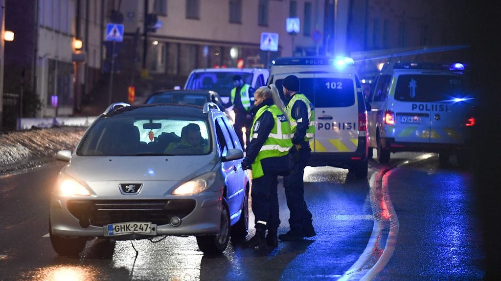 Helsingin poliisi sulki koko Hakaniemen sillan aamuliikenteeltä tänään kello 8–9. Syy oli puhallusratsia.