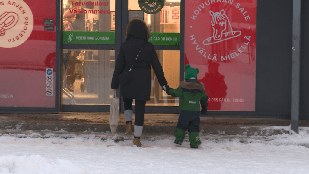 Kotihoidon tuen tilalle selvityksessä ehdotetaan lisää vanhempainpäivärahaa.