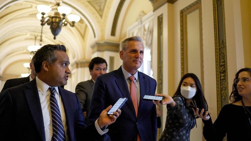 Yhdysvaltain edustajainhuoneen republikaanijohtaja Kevin McCarthy Yhdysvaltain kongressitalolla perjantaina.