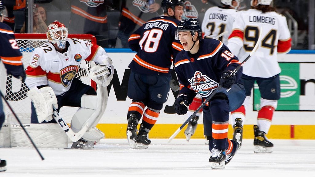 New York Islandersin Aatu Räty pääsi debyytissään tuulettamaan NHL-uransa ensimmäistä osumaa.