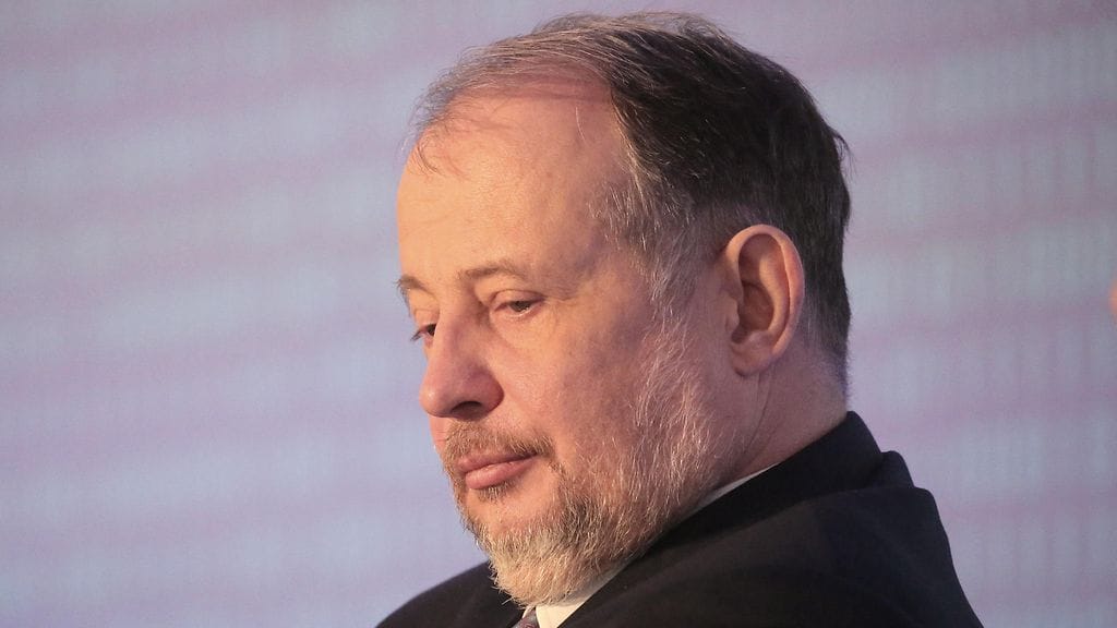 Kansainvälisen ampumaurheiluliiton puheenjohtajaa Vladimir Lisiniä ei valittu jatkokaudelle, joten hän jätti palkintorahat maksamatta.